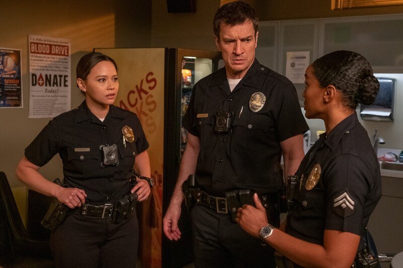 Lucy Chen (Melissa O’Neil) und John Nolan (Nathan Fillion) bekommen Anweisungen von der Ausbilderin Nyla Harper (Mekia Cox). – Bild: ZDF