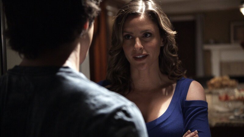 Kate (Jill Wagner, re.) entdeckt Scott (Tyler Posey) dabei wie er im Haus herum schleicht … – Bild: RTL II