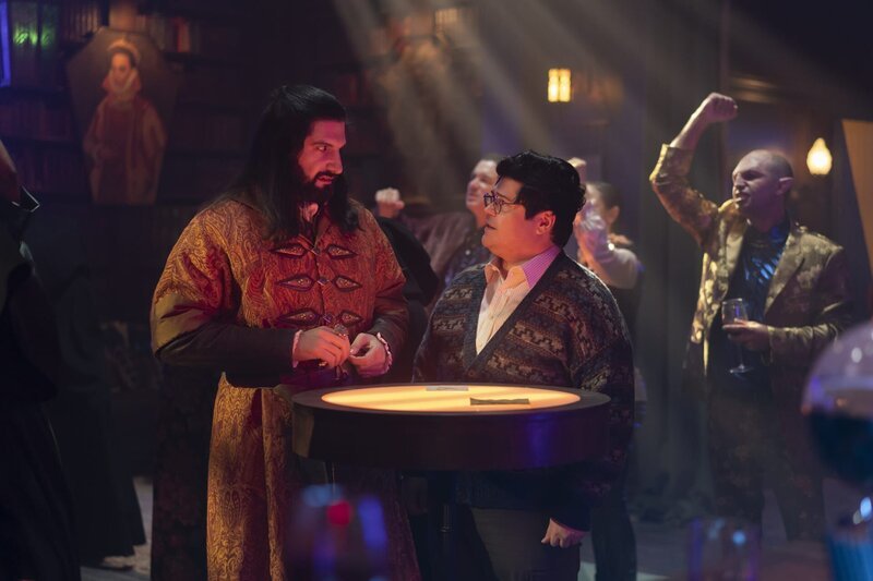 Nandor (Kayvan Novak, Mitte l.); Guillermo (Harvey Guillén, Mitte) – Bild: FX Networks