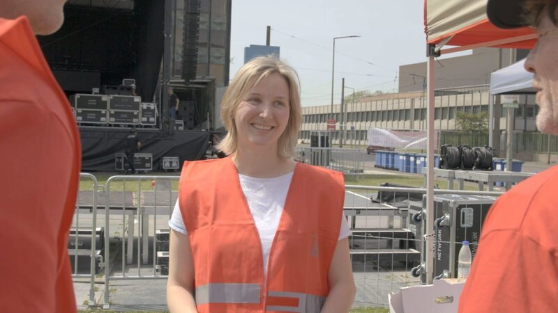 Nach der Demonstration am 1.Mai steht Lotti mit Kollegen zusammen und spricht über die Lage der Firma. – Bild: ZDF und Laura Emma Hansen