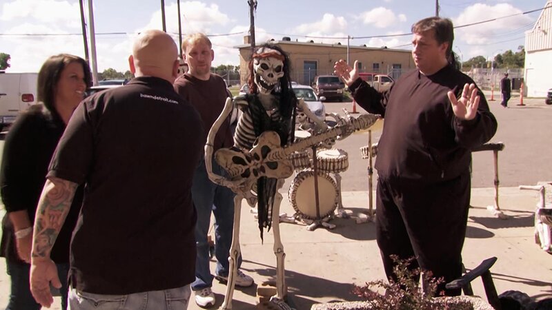 Heuert Les Golds Sohn bei der Konkurrenz an? Eines hat Seth mit seinem Auftritt in „Bill’s Pawn Shop“ definitiv erreicht: Sein Vater ist völlig von den Socken! Denn die Familie bedeutet dem erfahrenen Pfandleiher alles, und er wünscht sich natürlich, dass sein Sprössling in Zukunft die Leitung des „American Jewelry and Loan“ übernimmt. Ok, es gab Streitigkeiten in der Vergangenheit, aber muss man deshalb gleich die Segel streichen? Das ungleiche Duo trifft sich zum Auftakt der neuen Staffel in Detroit zu einem ernsten Zwiegespräch – Bild: Warner Bros. Discovery