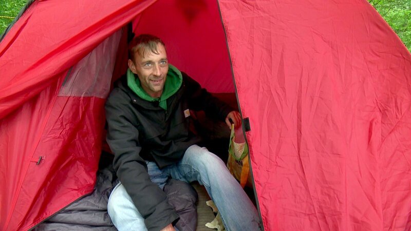 Nachdem der obdachlose Stephan (42) in Bremen zuletzt entweder bei einem Kumpel oder bei Ex-Freundin Nicole übernachtet hatte, campiert er nun wieder an der Weser. – Bild: RTLZWEI