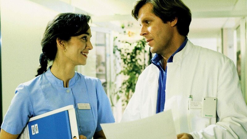 Dr. Stefan Frank (Sigmar Solbach) ahnt nicht, dass Schwester Eva (Irina Wanka) in ihn verliebt ist. – Bild: MG RTL D / Elke Werner Dr. Stefan Frank (Sigmar Solbach) ahnt nicht, dass Schwester Eva (Irina Wanka) in ihn verliebt ist. – Bild: MG RTL D / Elke Werner