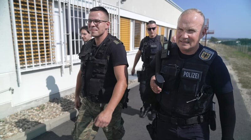 Entlang der grünen Grenze an Oder und Neiße steht die Polizei beider Länder täglich vor neuen Herausforderungen. Viele Einsätze werden im Gemeinsamen Lagezentrum der Deutsch-Polnischen Polizei in Świecko südlich von Frankfurt (Oder) koordiniert. Im sächsischen Dreiländereck fahren auch deutsch-tschechische Teams gemeinsam Streife, immer wieder auf der Suche nach gestohlenen Autos. – Polnische Grenzschützer und Bundespolizisten arbeiten zusammen in der deutsch-polnischen Dienststelle Zgorzelec/​Ludwigsdorf. – Bild: rbb/​Jan Urbanski