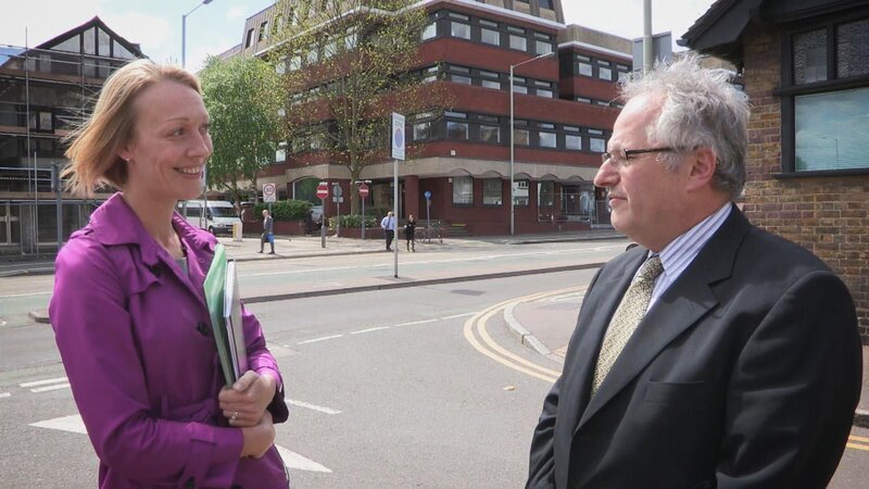 Helen Miller (l.) and her lawyer Steven. – Bild: Warner Bros. Discovery