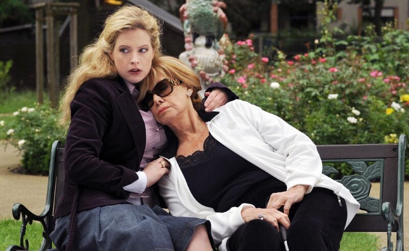 Gretchen (Diana Amft, l.) besucht die Mutter von Alexis (Ingrid van Bergen) im Pflegeheim. – Bild: RTL /​ Reiner Bajo