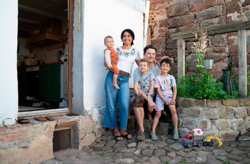 Alisha mit Ihrer Familie. – Bild: HR/​rbb/​Timeline TV