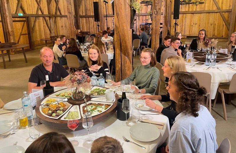 Wagenradl Essen im Stadel des Restaurants „Kammer 5“ in Ort im Innkreis. – Bild: ORF/​Satel Film/​David Haslinger