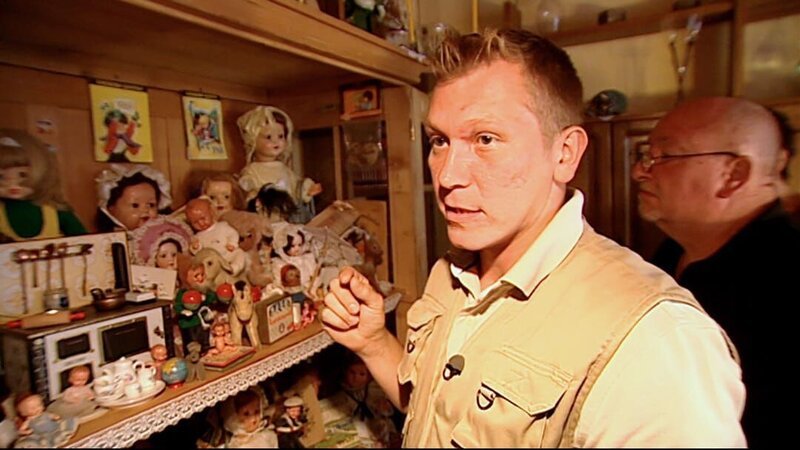 Familie Götz braucht einen elektrischen Rollstuhl für Mutter Johanna. Das Geld dafür soll mit Hilfe des Trödeltrupps gesammelt werden. Otto Schulte macht sich daran, die Sammlerstücke der Familie zu verkaufen. – Bild: RTLZWEI