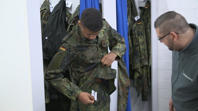 Leon bekommt Uniformen. – Bild: ZDF und Axel Funck