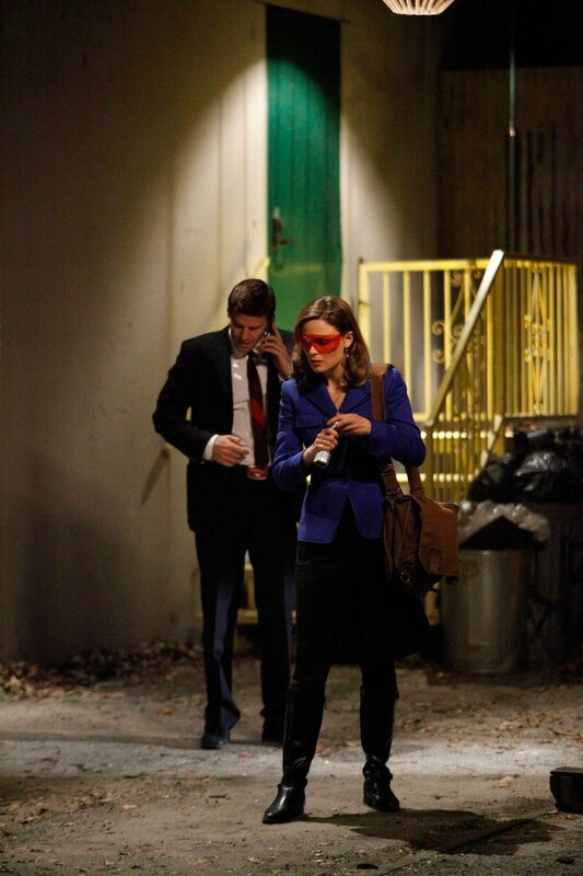 Booth (David Boreanaz) und Brennan (Emily Deschanel) finden heraus, dass das Opfer ein aktives Mitglied in ein einer Single-Börse war, und das, obwohl ihre Hochzeit bevorstand. Ein Tatmotiv? – Bild: 20th Century Fox Television