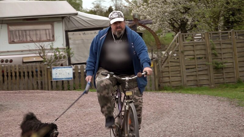 Schalke-Fan Willy (62) hat das Fahrrad repariert – Bild: RTLZWEI