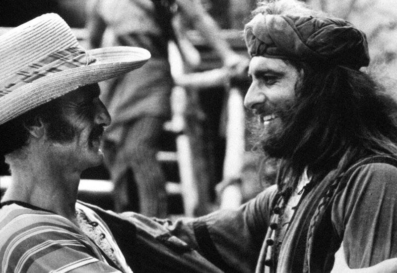 Malaysia zur Kolonialzeit. Sandokan (Kabir Bedi), ein Pirat adliger Herkunft, und sein Freund und Blutsbruder Yanez (Philippe Leroy) widersetzen sich den Männern im Dienst der englischen Krone. – Bild: MDR/​SWR/​Maran-Film/​Bavaria
