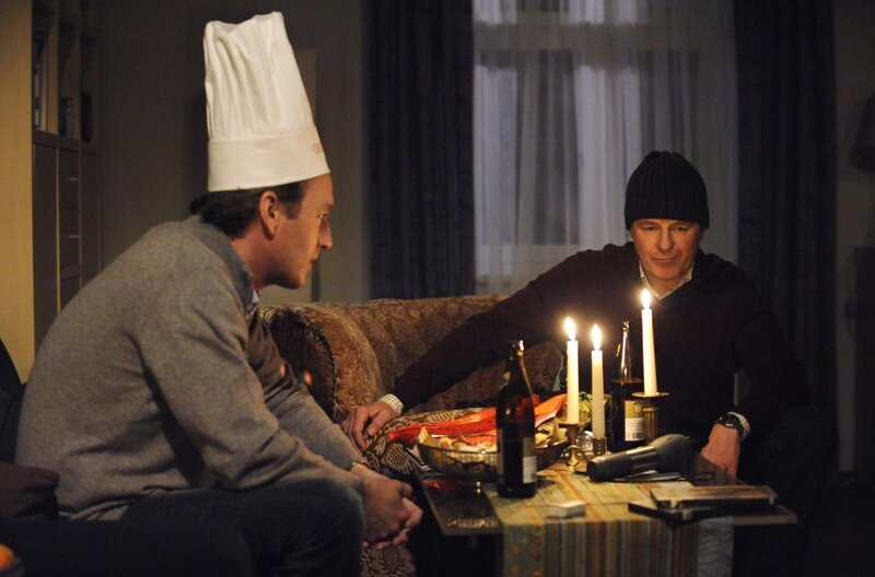 Bayerisches Fernsehen DAHOAM IS DAHOAM, FOLGE 641, „Am Weihnachtsbaume die Lichter brennen …“, Bamberger und Knobloch feiern Anti-Weihnachten. Von links: Alfred Knobloch (Hans Kitzbichler) und Roland Bamberger (Horst Kummeth). – Bild: BR/​Marco Orlando Pichler