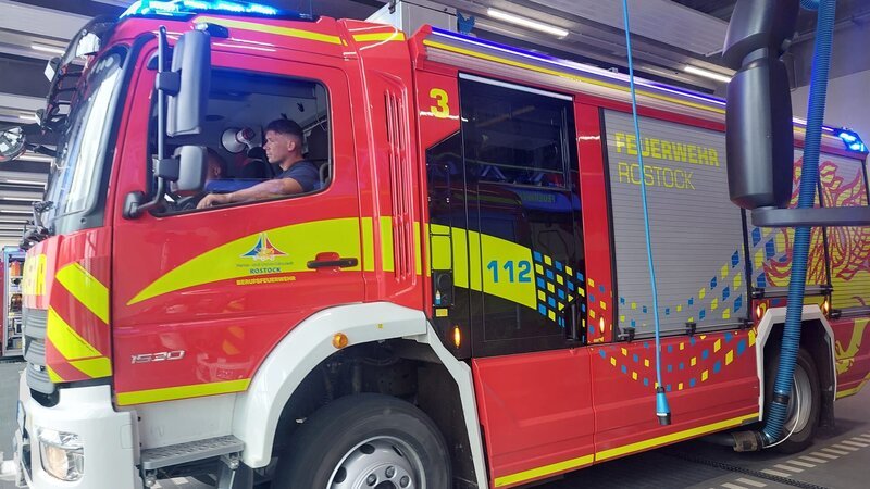 Fahrer eines Feuerwehrautos – Bild: Warner Bros. Discovery, Inc.