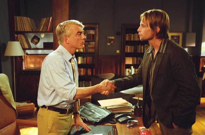 Felix’ (Christoph M. Ohrt, l.) Mandant Andreas Fromme (Julian Weigend, r.) sucht in Liebesdingen Rat: Nachdem seine große Liebe ihn verlassen hat, will er seine Liebesbriefe zurück. – Bild: Hardy Spitz