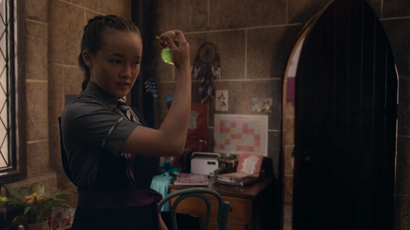Felicitas (Dagny Rollins) benutzt ihren Coolnesstrank täglich. Er verändert ihr Aussehen und verbirgt so, dass sie eigentlich eine „Grüne Hexe“ ist. – Bild: CBBC/​ZDF Enterprises