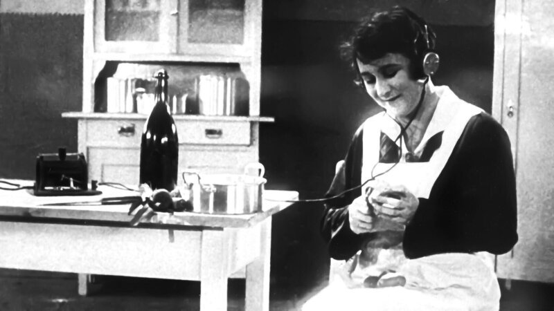 Detektor-Radio-Hörerin. – Bild: ORF