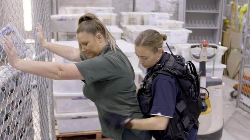 Offizierin Elouise untersucht Insassin Jade. – Bild: Foto: RTL /​ ITV Studios Australia