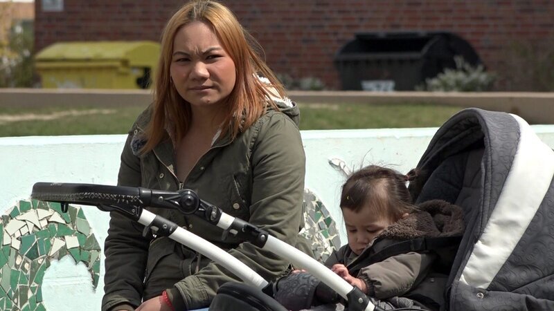 Eigentlich hatte sich Alex endgültig gegen die Beziehung mit Mali, der Mutter seiner drei Kinder, entschieden. Nun steht er plötzlich wieder vor ihrer Tür. Mali liebt ihn immer noch, sie fühlt sich durch das Hin und Her aber auch verletzt. – Bild: RTLZWEI