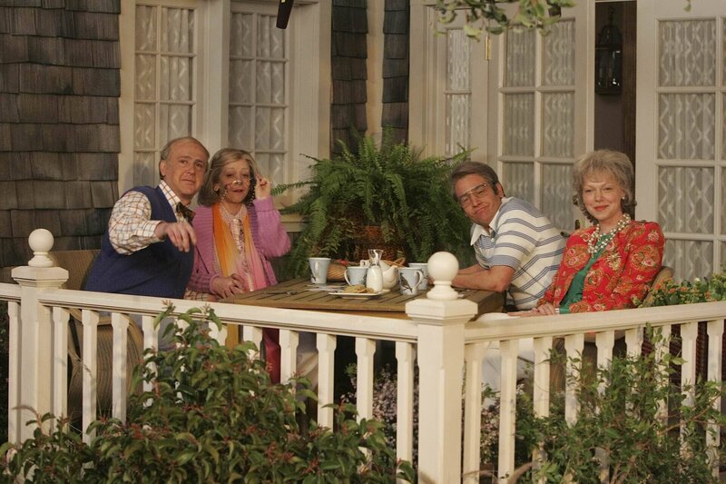 Während Robin gerade unter Tränen vor der Fernsehkamera über ihre Freunde erzählt und ein gemeinsames Bild von den fünfen hoch hält, erklärt Lily (Alyson Hannigan, 2.v.l.) Ted (Josh Radnor, 2.v.r.) und Marshall (Jason Segel, l.), warum sie deren Beziehung sabotiert hat. Karen (Laura Prepon, r.) hat bei ihr nicht den Veranda-Test bestanden … – Bild: 20th Century Fox International Television Lizenzbild frei