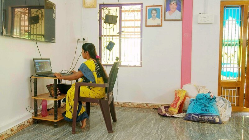 Gokulpriya Rangith aus Südindien ist eine von hunderttausenden Daten-Annotatoren im Land, die maschinenlesbare Informationen bereitstellen. – Bild: ORF/​Patrick A. Hafner