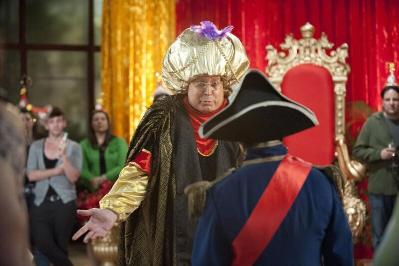 Pierce (Chevy Chase, M.) bringt mal wieder alles durcheinander und damit alle in große Gefahr … – Bild: Sony Pictures Television Inc. All Rights Reserved. Lizenzbild frei