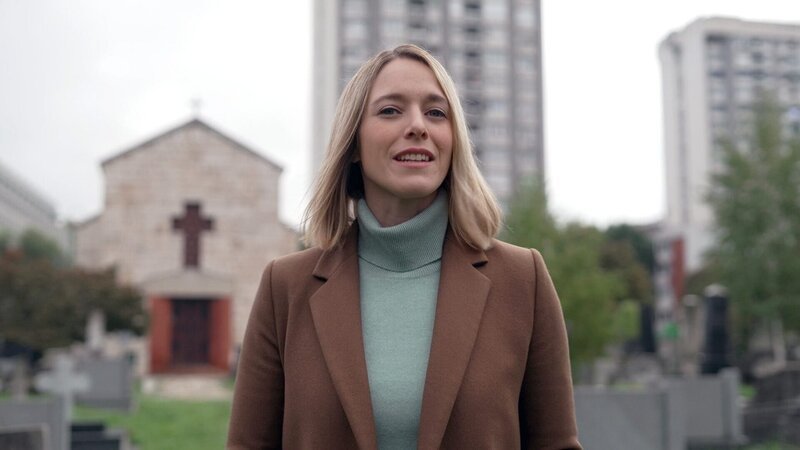 Mariella Gittler vor der Heldenkapelle in Sarajevo. – Bild: ORF/​Clever Contents