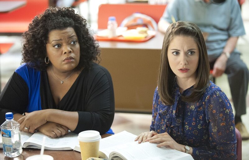 Nachdem Shirley (Yvette Nicole Brown, l.) nun endlich ihren Sandwichladen auf dem Campus eröffnen darf, kommt es bald zum Streit zwischen ihr und Pierce, der das Projekt mitfinanziert hat. Annie (Alison Brie, r.) und die Anderen stehen hinter ihr … – Bild: Sony Pictures Television Inc. All Rights Reserved. Lizenzbild frei