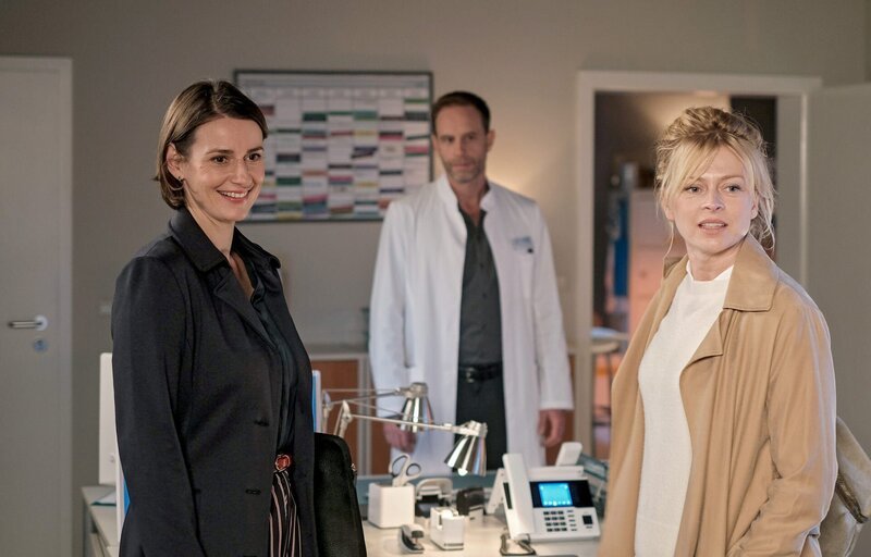Annett Renneberg, Julian Weigend und Isabell Gerschke spielen eine Dreiecks-Geschichte. – Bild: MDR/​Saxonia Media/​Robert Strehler