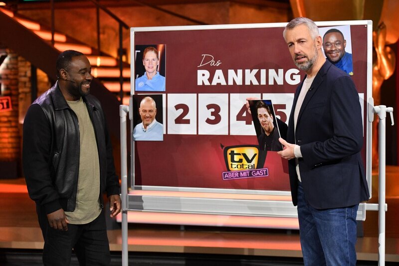 Nelson Müller (l.); Sebastian Pufpaff (r.) – Bild: Joyn /​ Steffen Z. Wolff