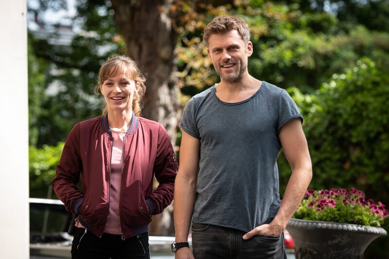 L-R: Caro Belzig (Franziska Wulf); Elias Decker (Jens Atzorn) – Bild: SAT.1/​Christoph Assmann