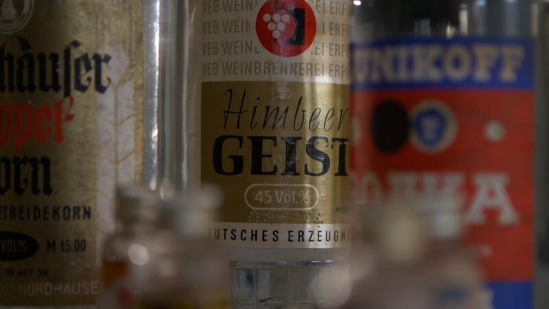 Alkohol war die Volksdroge der DDR. Er war billig zu haben und fast immer verfügbar. Vom Funktionär bis zum Arbeiter griffen viele zur Flasche – offiziell aber wurde der weitverbreitete Alkoholismus lange totgeschwiegen. – Bild: Sascha Werner / ZDF Alkohol war die Volksdroge der DDR. Er war billig zu haben und fast immer verfügbar. Vom Funktionär bis zum Arbeiter griffen viele zur Flasche – offiziell aber wurde der weitverbreitete Alkoholismus lange totgeschwiegen. – Bild: Sascha Werner / ZDF