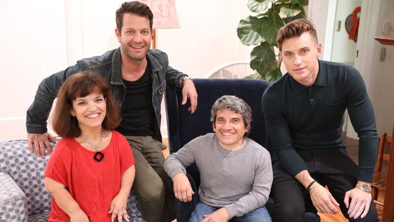 Nate and Jeremiah are in the pre-renovated living room with Mark and Heather Povinelli. – Bild: Discovery Communications