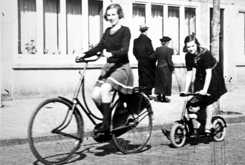 Eva Geiringer in Amsterdam 1940 auf dem Rad – Bild: phoenix / Eva Schloss Eva Geiringer in Amsterdam 1940 auf dem Rad – Bild: phoenix / Eva Schloss
