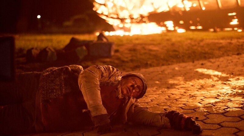 Steffie (Hildegard Schroedter) rennt aus dem brennenden Schiff. Weitere Fotos auf Anfrage. – Bild: NDR/​Oliver Feist/​Degeto