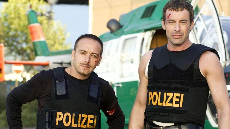 Härter, realistischer, glaubwürdiger – „Alarm für Cobra 11“ ist wieder da. Die neue Staffel startet mit dem 90-minütigen Pilotfilm „Auf Leben und Tod“. Der neue Mann im „Cobra“-Team neben Semir Gerkhan (Erdogan Atalay, li.) ist nach einer spektakulären Rettungsaktion Chris Ritter (Gedeon Burkhard). – Bild: MG RTL D