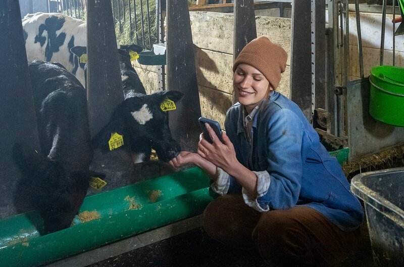 Celine (Ana-Carolina Kleine) hilft Sebastian im Stall. Eigentlich hatte sie sich ihren Kurzurlaub auf dem Bauernhof anders vorgestellt. – Bild: SWR/​Patricia Neligan