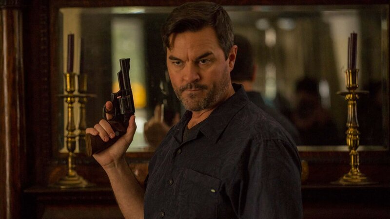 Eric brandishes his gun. – Bild: Discovery Communications