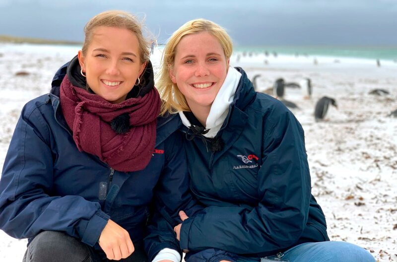 Port Stanley auf den Falklandinseln, Großbritannien. Die Reiseleiterinnen Lisa Gebauer und Caro Sattler am Pinguin-Strand. – Bild: BR/​Bewegte Zeiten Filmproduktion GmbH/​Gerrit Mannes