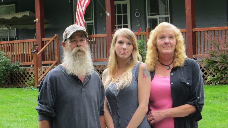 Victoria with her parents. – Bild: Animal Planet