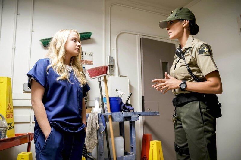 „Pro Se“ – Pictured: Paulina Olszynski (Tiffany Williams) and Daniela Ruah (Special Agent Kensi Blye). While assisting NCIS with an undercover operation, informant Elizabeth Williams (Dendrie Taylor) is arrested and the team is unable to provide her with an alibi. Also, Callen meets with ATF Agent Anna Kolcheck (Bar Paly) who remains on suspension following her last joint case with NCIS. – Bild: PLURIMEDIA (CBS Broadcasting, Inc)