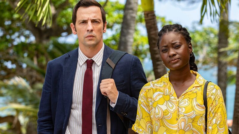 Detective Neville Parker (Ralf Little) und Naomi Thomas (Shantol Jackson) sind auf der Insel nicht sonderlich willkommen, in ihrer Funktion als ermittelnde Polizisten. – Bild: ZDF und Denis Guyenon/​Red Planet Picture