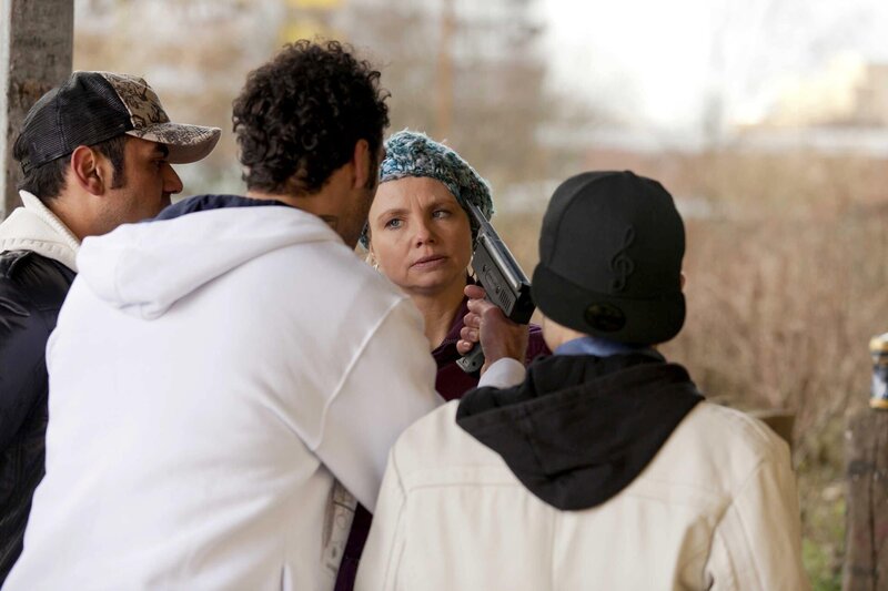 Als ob es nicht schon genug wäre, dass Danni (Annette Frier, 2.v.r.) Elli bei der Brautkleid-Suche behilflich sein soll, wird sie auch noch von Hassan (Samir Fuchs, 2.v.l.) und seinen Kumpels bedroht. Wird Danni trotzdem gegen ihn vorgehen? – Bild: SAT.1 /​ Frank Dicks