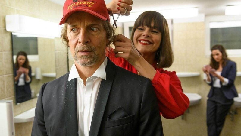 Nicole (Susan Hoecke) bereitet Berger (Jochen Horst) auf seinen Undercover-Einsatz vor. – Bild: TVNOW /​ Martin Rottenkolber