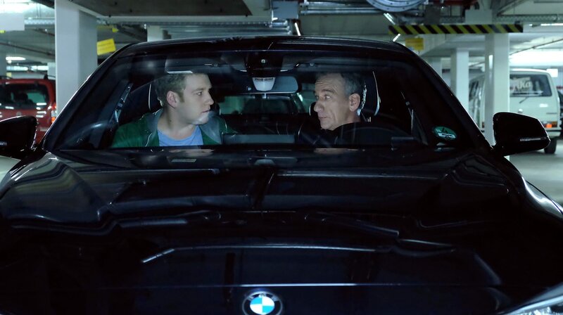 Alexander Weber (Heio von Stetten, re.) sucht Rat bei seinem Sohn Moritz (Johannes Hallervorden, li.). Morgen will Alexander Kathrin Globisch heiraten und sie denkt, dass ihr zukünftiger Mann wegen Steuerbetrugs zu einer Bewährungsstrafe verurteilt wird. Doch nun ist ziemlich sicher, dass es tatsächlich auf eine Haftstrafe hinausläuft. Die Steuerbehörde hat ein weiteres Konto mit über einer Million entdeckt, welches Alexander Weber absurderweise vergessen hatte. Für Moritz ist es ein Rätsel, wie sein Vater ein Konto mit einer solchen Summe einfach vergessen konnte. Er rät ihm, Kathrin alles zu erzählen. – Bild: MDR/​Saxonia Media/​Kiss