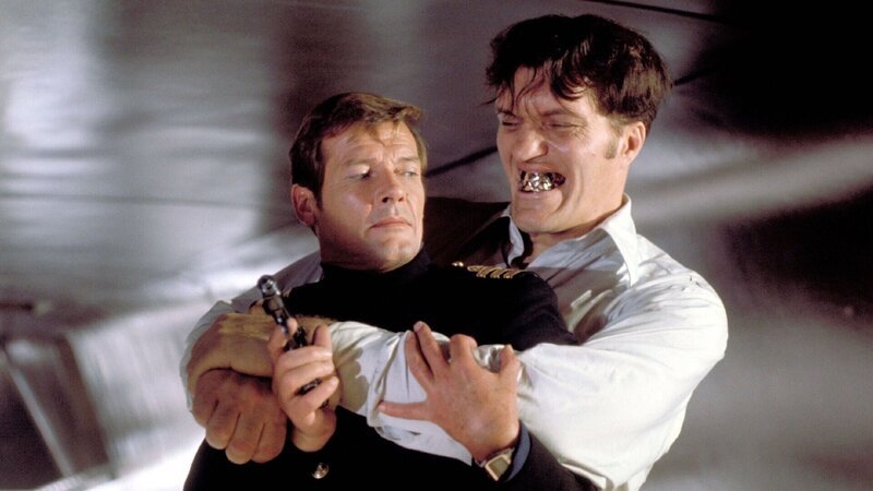 James Bond (Roger Moore, l.), Jaws (Richard Kiel) – Bild: RTL /​ Danjaq, LLC and Metro-Goldwyn-Mayer Studios Inc.