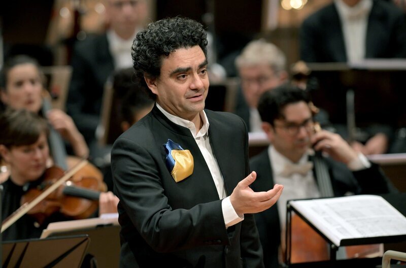 Der Sänger Rolando Villazón in der Berliner Philharmonie beim Solidaritätskonzert für die Ukraine – Bild: RBB / Peter Adamik Der Sänger Rolando Villazón in der Berliner Philharmonie beim Solidaritätskonzert für die Ukraine – Bild: RBB / Peter Adamik