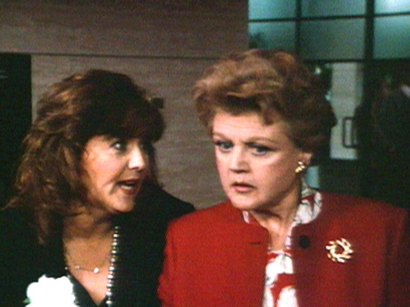 Die Klatschreporterin Mimi (Brenda Vaccaro, li.) erzählt Jessica (Angela Lansbury) die neuesten Geschichten. – Bild: Warner TV Serie Die Klatschreporterin Mimi (Brenda Vaccaro, li.) erzählt Jessica (Angela Lansbury) die neuesten Geschichten. – Bild: Warner TV Serie