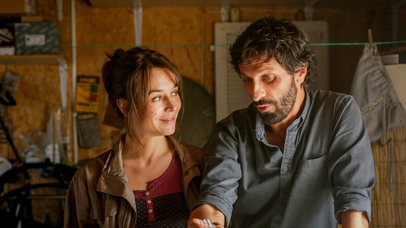 Lena Lebon (Marie Dompnier) hat ein großes Geheimnis vor Ben Lebon (David Kammenos). – Bild: ZDF und Langro Thierry